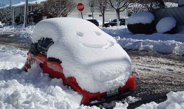 Почему так важно убирать снег с автомобиля еще до начала движения?