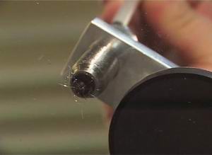 Видео: ремонт сколов на лобовом стекле автомобиля
