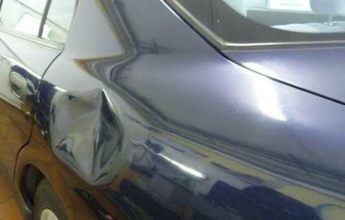 Удалить вмятины на автомобиле без его покраски вполне возможно