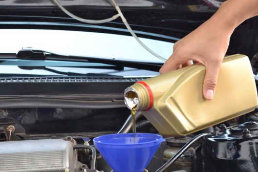 Как менять моторное масло: по пробегу или моточасам?