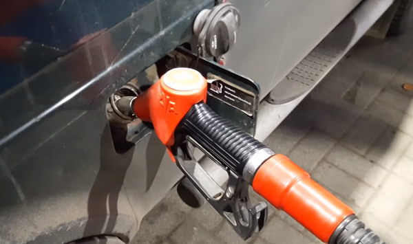 Тонкости: что делать, если в машину залили не то топливо?